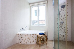 Villa (One) | Bathroom shower - Hilltop Villa One Penang By Plush (George Town)