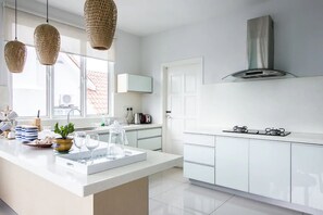 Villa (One) | Private kitchenette | Full-sized fridge, oven, stovetop, coffee/tea maker - Hilltop Villa One Penang By Plush (George Town)