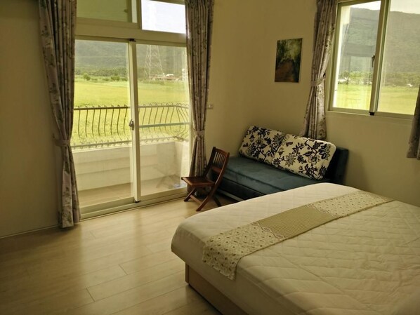 Comfort tweepersoonskamer, 1 queensize bed, balkon, uitzicht op bergen | Een bureau, geluiddichte muren, gratis wifi, beddengoed