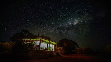 Vista frontal de la propiedad por la tarde o noche