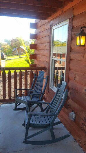 Cabin (New Blessings Homestead Cabin) | Terrace/patio