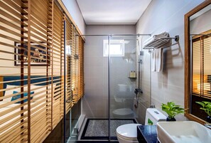 Shower, perlengkapan mandi gratis, pengering rambut, dan sandal
