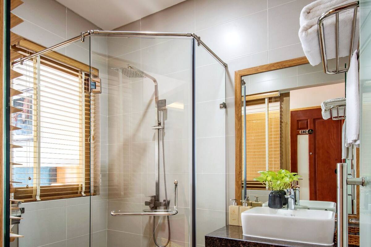 Twin kamer, 2 slaapkamers | Badkamer | Een douche, gratis toiletartikelen, een haardroger, pantoffels