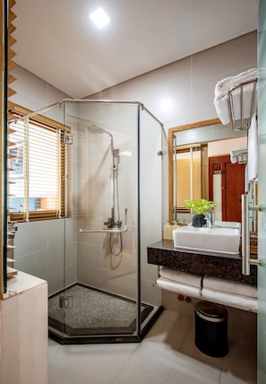 Phòng, 2 phòng ngủ | Phòng tắm | Buồng tắm vòi sen, đồ dùng nhà tắm miễn phí, máy sấy tóc