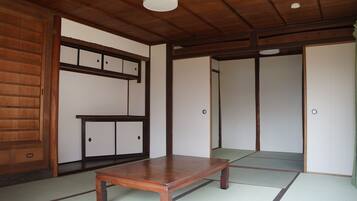 Japanese-Style Townhouse | In-room dining