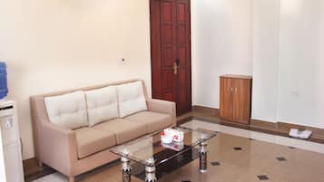 Studio | Két bảo mật tại phòng, bàn, màn/rèm cản sáng, phòng cách âm