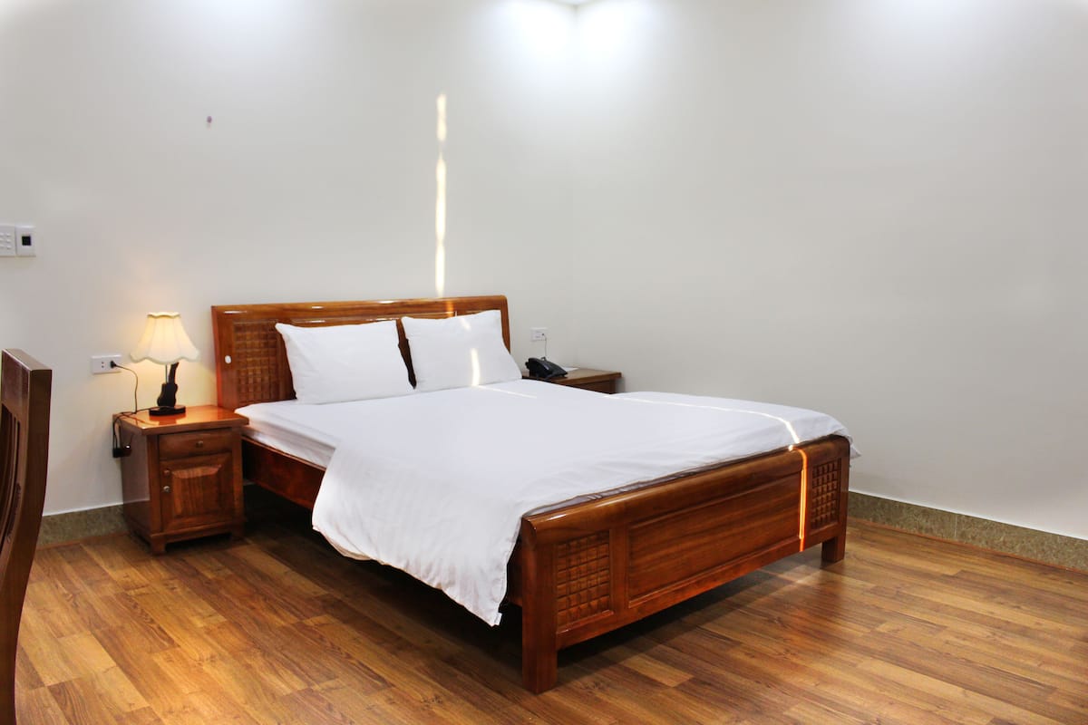 Zimmersafe, Schreibtisch, Verdunkelungsvorhänge, schallisolierte Zimmer