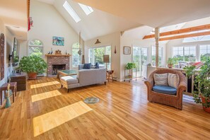 Smart TV, fireplace, books, stereo