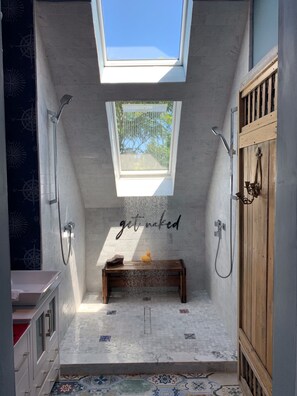 Shower, hair dryer, towels, soap - 25x42 heated pool, pets, ADA, EV car charger, 4 ensuite, private beach (North Truro)