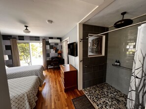 4 chambres, bureau, fer et planche à repasser, lit parapluie