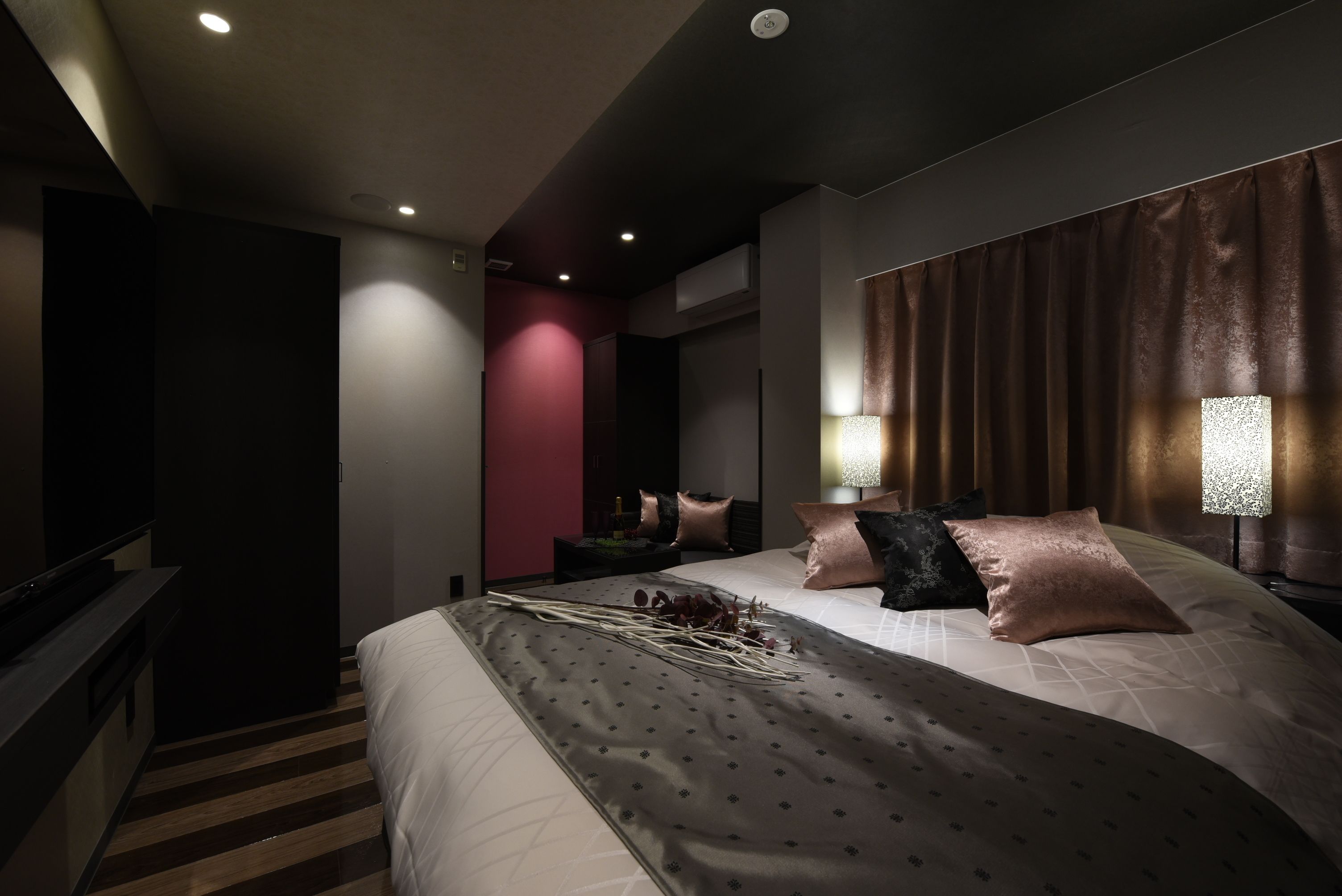 Muebles diferentes, escritorio, wifi gratis y ropa de cama 