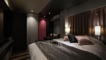 Muebles diferentes, escritorio, wifi gratis y ropa de cama