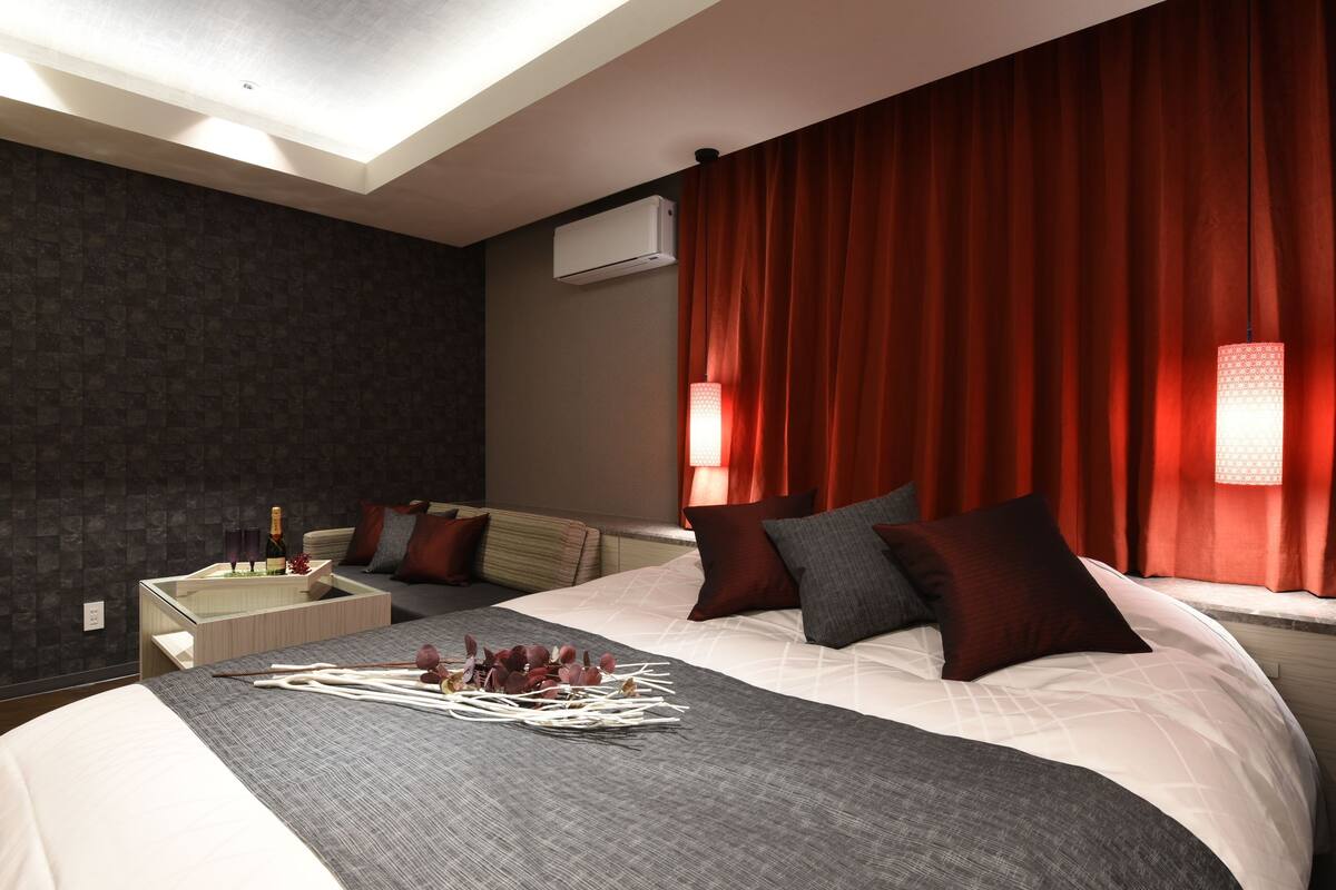 Deluxe Double Room, Smoking | Desk, free WiFi, individually furnished, bed sheets