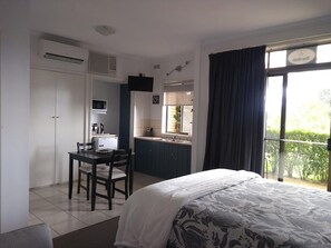 Superior-Studio, 1 Queen-Bett, Whirlpool, eingeschränkter Meerblick (The Kiah)