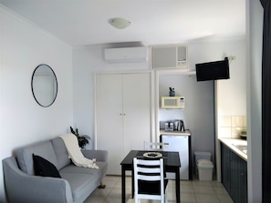 Superior-Studio, 1 Queen-Bett, Whirlpool, eingeschränkter Meerblick (The Kiah) | Eigene Kochnische | Mini-Kühlschrank, Mikrowelle, Wasserkocher, Toaster