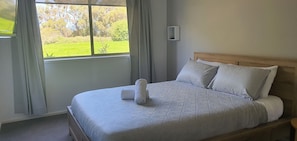 Family Double or Twin Room, 2 Bedrooms, Garden View (The Heath) | Espace de travail pour ordinateur portable, fer et planche Ă repasser