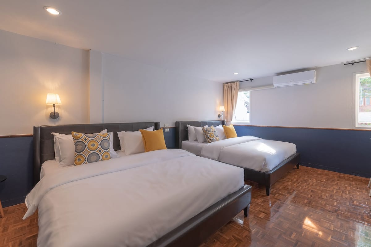 Habitación cuádruple familiar | Cortinas opacas, wifi gratis, ropa de cama