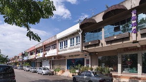 A row of commercial buildings with signage for a hotel and other businesses. - Fully Hotel Johor Jaya (Johor Bahru)
