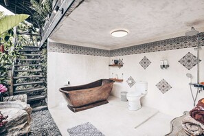 Camera panoramica, 1 letto king, vista valle, lato montagna | Bagno | Asciugamani, sapone, shampoo, carta igienica
