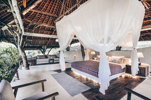 全景客房, 1 张特大床, 山谷景观, 山腰 | 客房内保险箱、特色装修、特色家居、床单