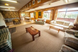 Room in Mountain Rivers Lodge | Living area | Flat-screen TV - Mountain Rivers Tourist Park - Rawson (Rawson)