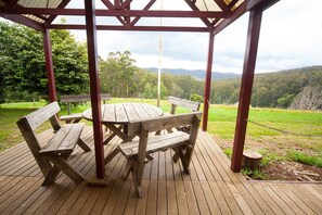 Room in Mountain Rivers Lodge | Terrace/patio - Mountain Rivers Tourist Park - Rawson (Rawson)
