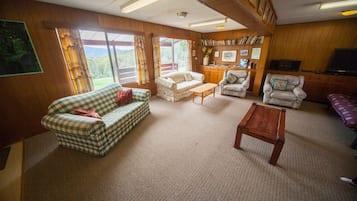 Room in Mountain Rivers Lodge | Living area | Flat-screen TV