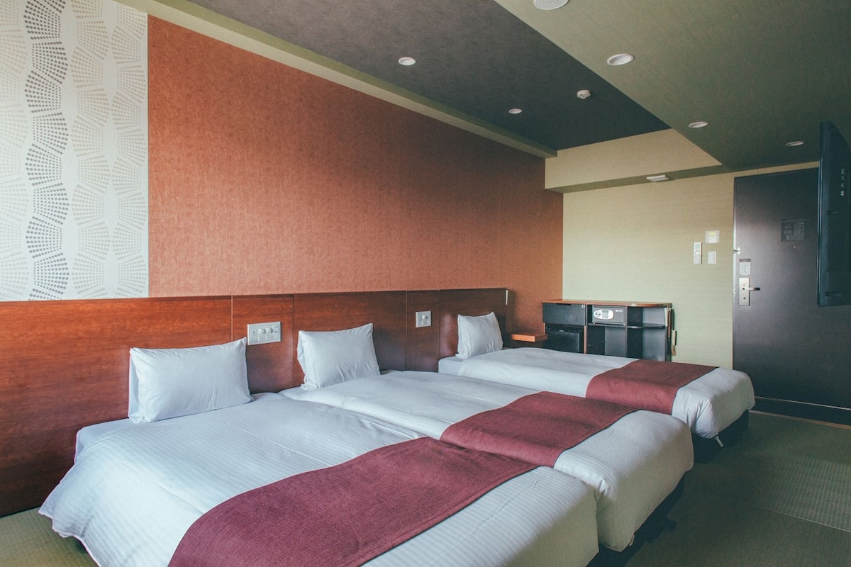 In-room safe, desk, blackout curtains, iron/ironing board (on request)