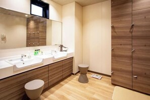Kombination af bruser/badekar, gratis toiletartikler, hårtørrer
