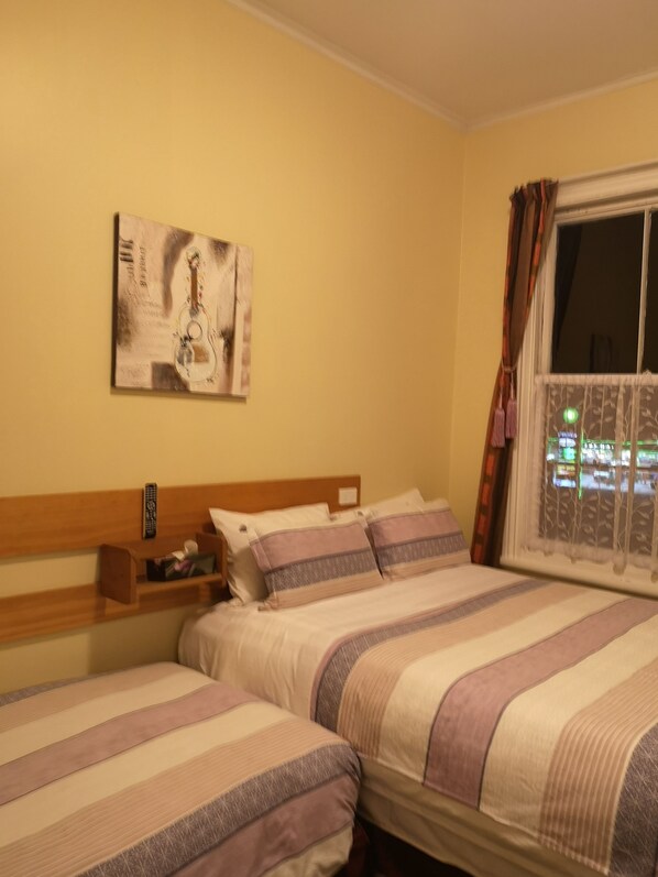 Chambre triple | 1 chambre, rideaux d’obscurcissement, accès au Wi-Fi (inclus)