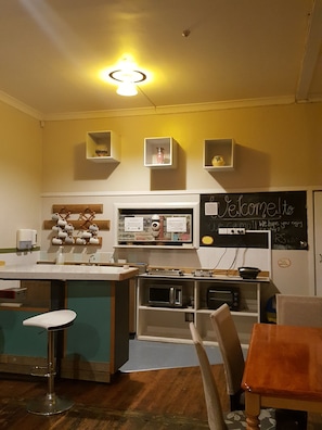 Breakfast served - Golden Cross Hotel (Waihi)