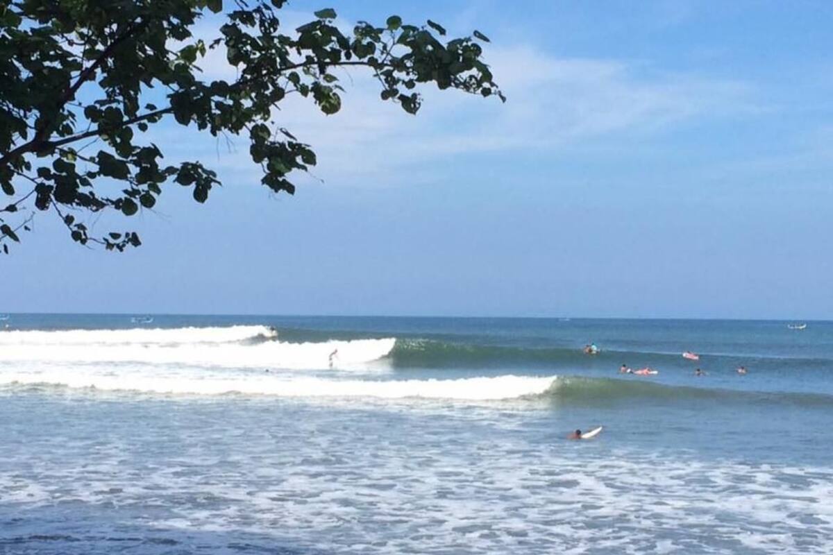 Uma praia com ondas e surfistas.