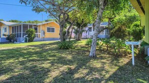 Exterior - Ixora West - Views over Elizabeth harbor, beach access across the road. (George Town)