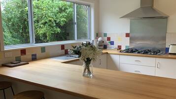 Een koelkast, een microgolfoven, een oven, een kookplaat