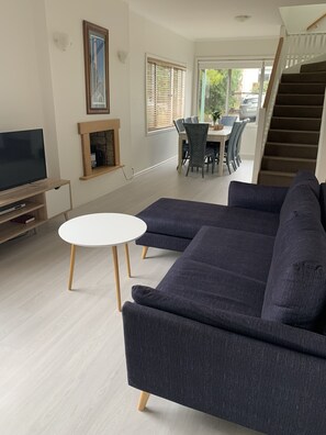 Télévision, lecteur de DVD, chaîne hi-fi