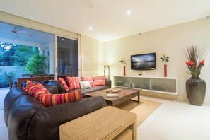TV, Netflix, streaming services - Oceanique Villa - Absolute Beachfront Port Douglas (Port Douglas)