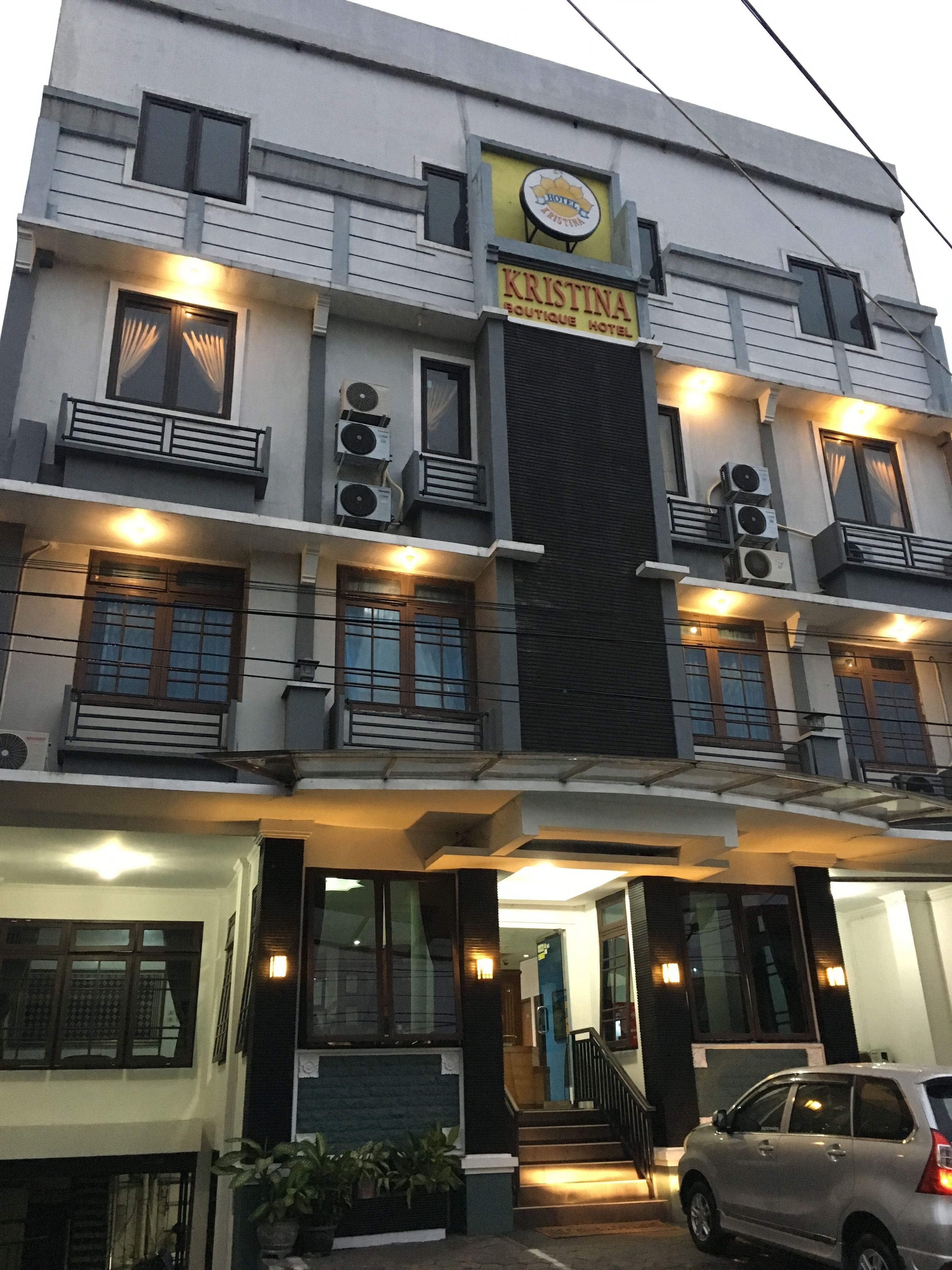 Fachada de la propiedad por la tarde o noche