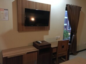 Family Room | Television - Hotel Kristina (Yogyakarta)