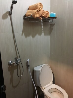Habitación familiar | Baño | Regadera, amenidades de baño gratuitas, pantuflas 