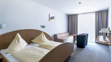 Escritorio, cortinas blackout, cunas y wifi gratis