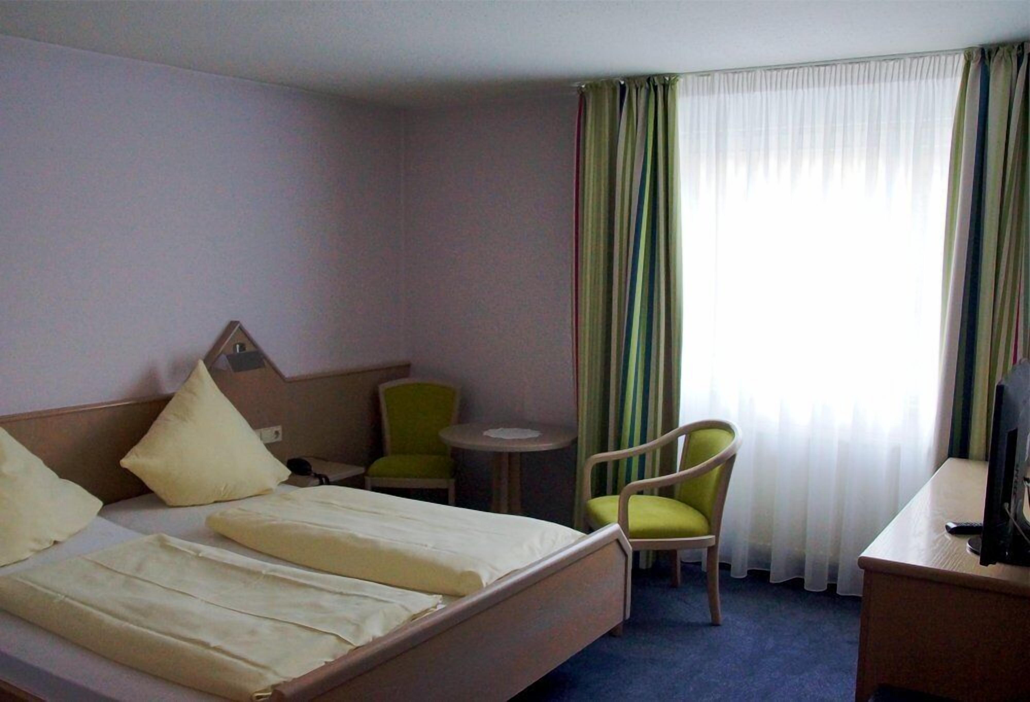 standard double room | desk, blackout curtains, cots/infant beds, free wifi