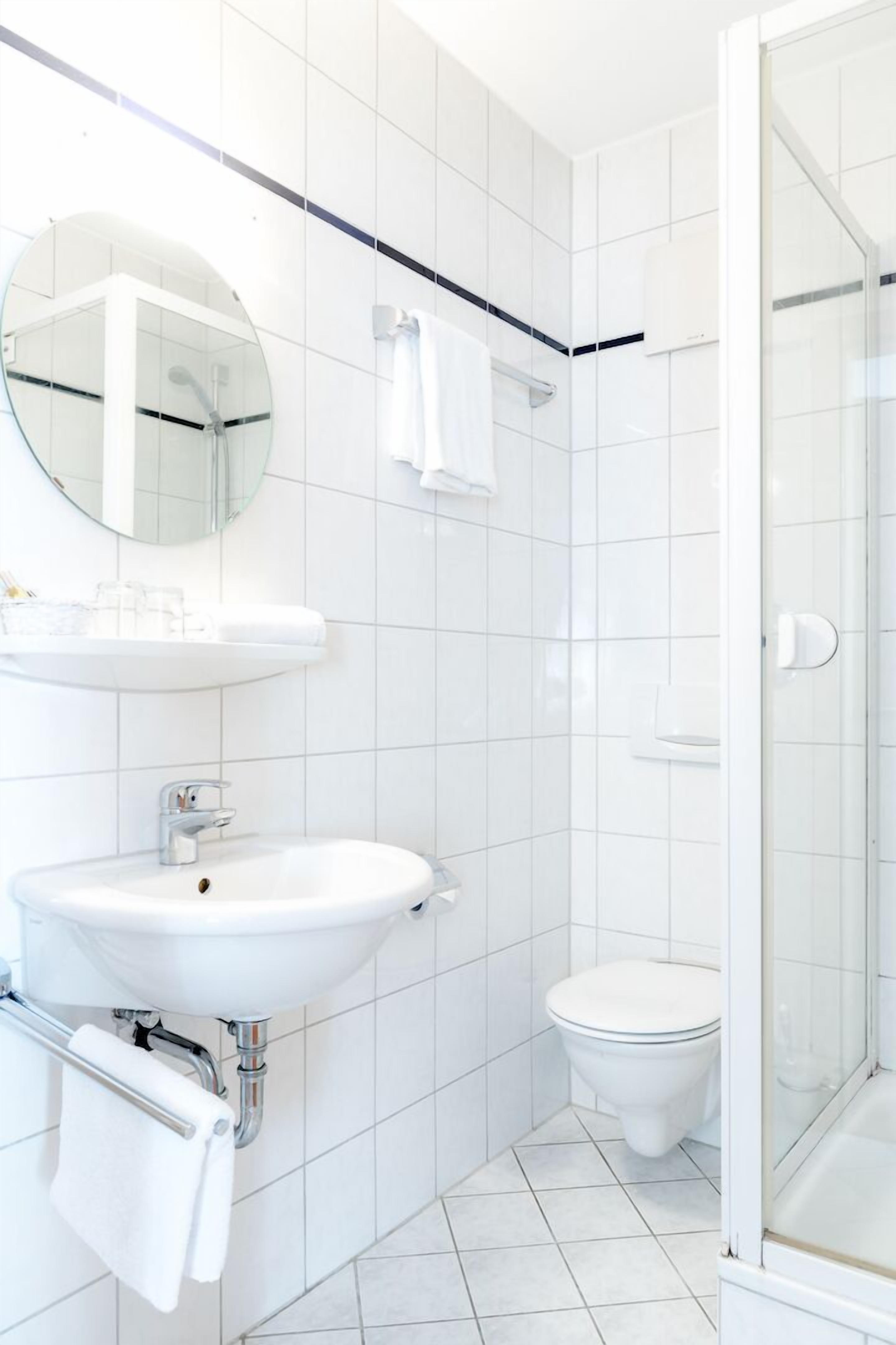 standard single room | bathroom | shower, hair dryer, towels