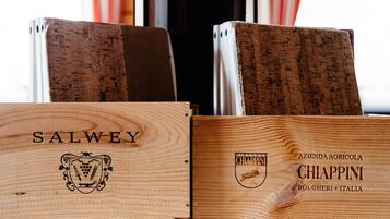 Twee houten dozen met merknaam en logo's, waarvan één 'SALWEY' en de andere 'CHIAPINI' zegt.