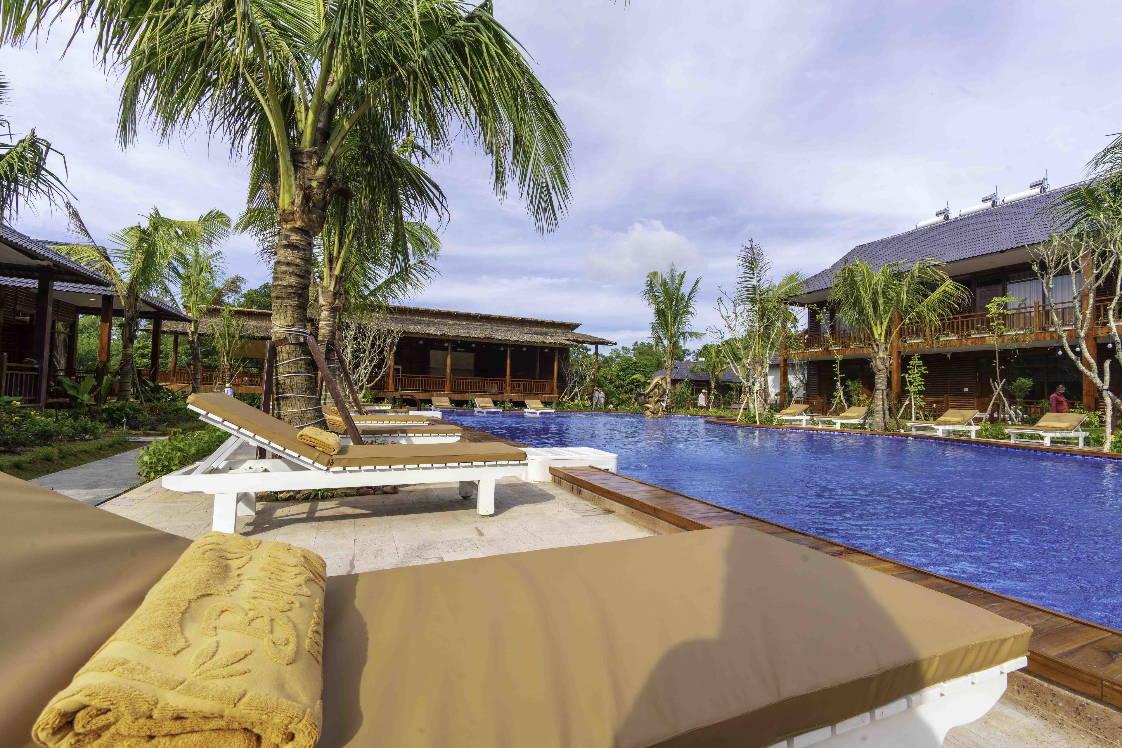 室外游泳池，日光浴躺椅