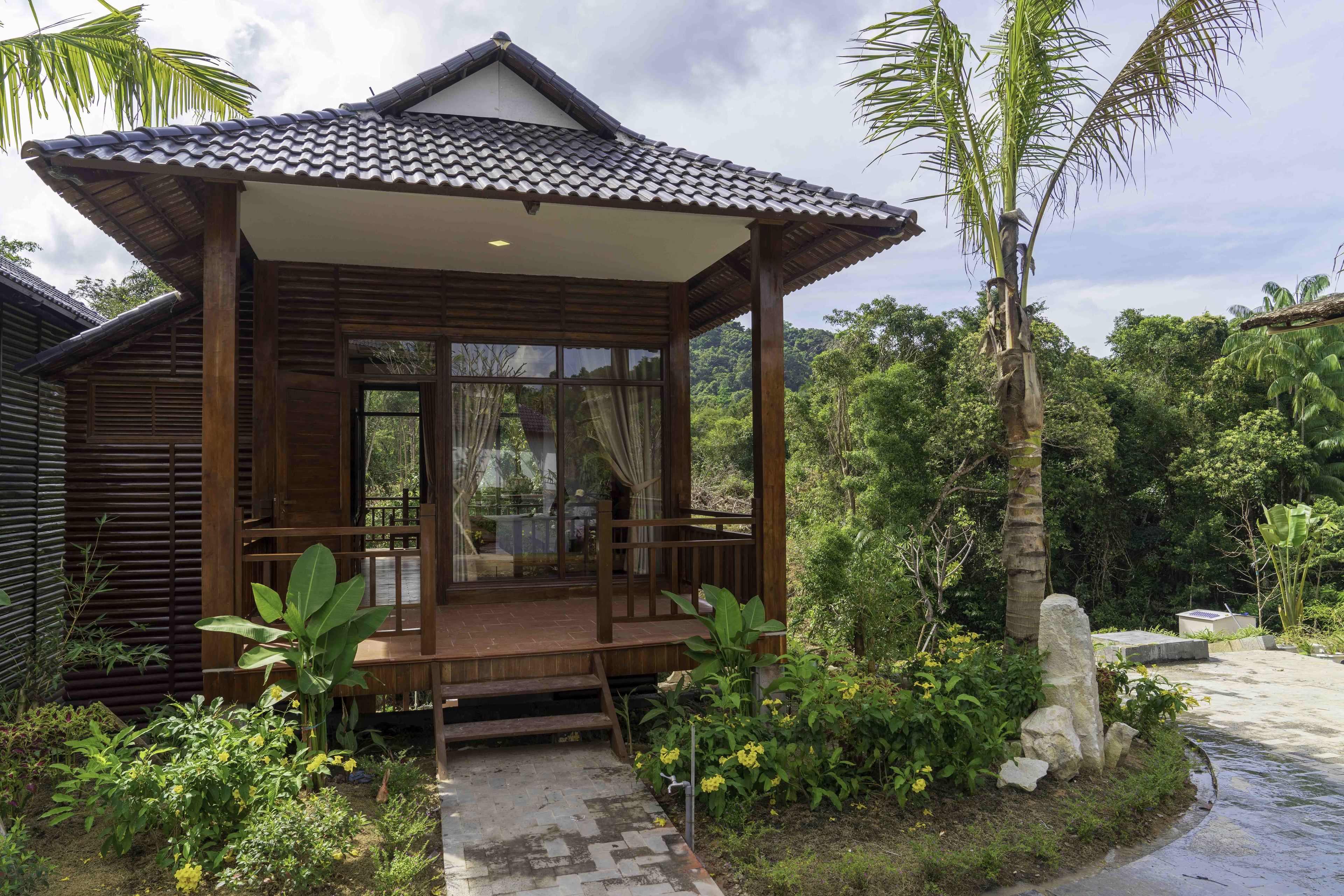 Luxury-Bungalow (Stream View)