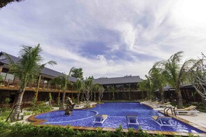 Outdoor pool, pool loungers - Phu Quoc Bambusa Resort (Phu Quoc)
