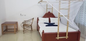 Escriptori, planxa i posts de planxar, wifi gratuïta i roba de llit