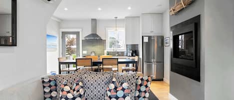 Televisión, chimenea y oficina