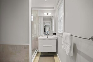 Shower, hair dryer, towels, shampoo - Modern, Private Patio, Walk to Town! (Provincetown)