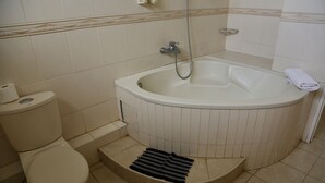 Deep soaking tub, rainfall showerhead, towels - Blue Ocean Residence (Grand-Baie)
